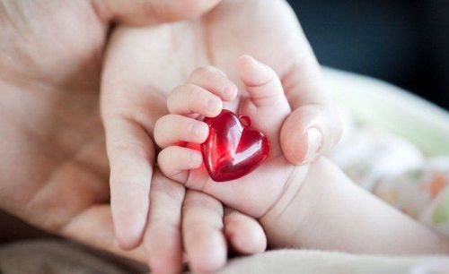 Trẻ sinh non có thể gặp một số vấn đề về tim như hẹp động mạch chủ, dị tật vách ngăn,...