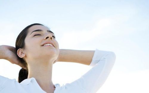Hít thở sâu giúp giảm căng thẳng và khiến hàng rào độ ẩm của da dễ phục hồi hơn