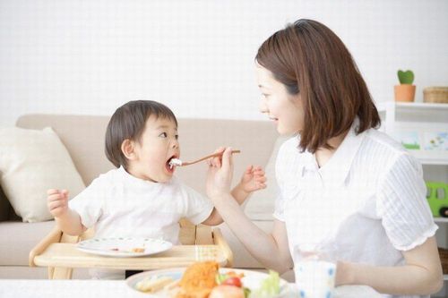Nhấn vào ảnh để phóng to
Thường xuyên cho trẻ ăn thức ăn mới và cho trẻ ăn ít nhất 1 loại thức ăn mà trẻ ăn tốt