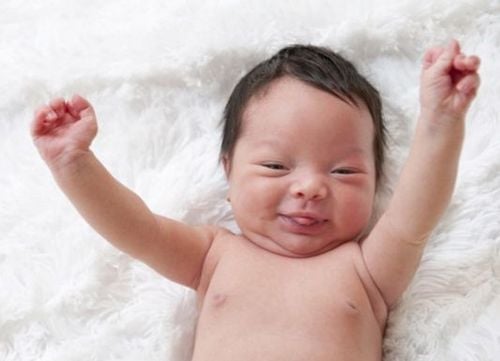 Trẻ mọc mụn ở đầu có thể do nhiều nguyên nhân