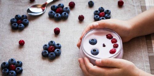 Sữa chua với hạt mâm xôi là bữa sáng tiện lợi và nhiều chất dinh dưỡng