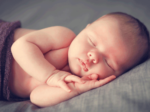 Các mẹ thường tìm cách chăm sóc da mặt cho trẻ em bằng các sản phẩm dưỡng da phù hợp
