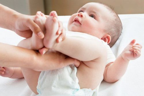 Trẻ mọc mụn ở hậu môn có thể do tắc lỗ chân lông