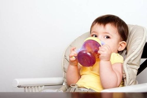 Cha mẹ không nên cho trẻ uống nước ép trái cây khi trẻ dưới 1 tuổi