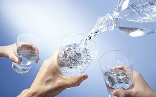 Uống đủ nước là cách giải nhiệt cơ thể tốt nhất