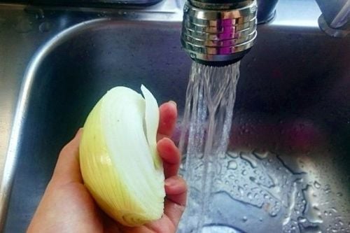 Note that you should not wash onions too many times because it can lose nutrients.
