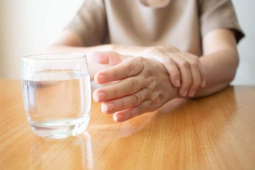 Người cao tuổi mệt mỏi, khó điều khiển chân tay nguyên nhân là gì?