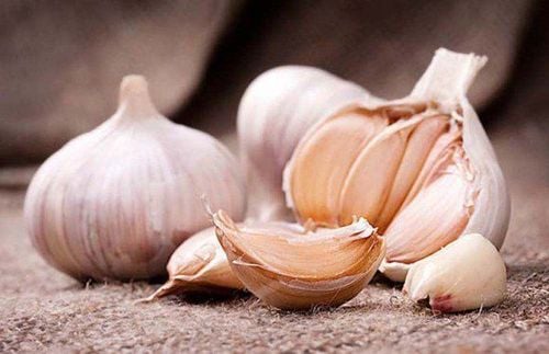 Does eating a lot of garlic and onions cause armpit odor