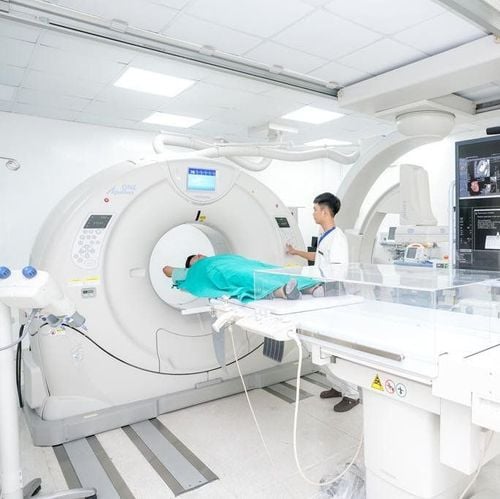 Chụp CT hoặc MRI được chỉ định ở bệnh nhân u sợi thần kinh loại 1