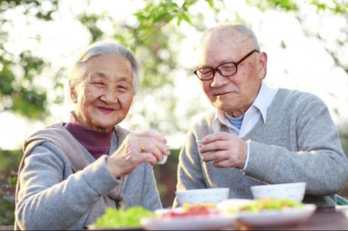 Với người ăn hay nghẹn nên ăn chậm, nhai kỹ