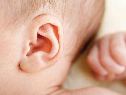 Bé 3 tháng tuổi bị vùi lấp vành tai phải làm sao?