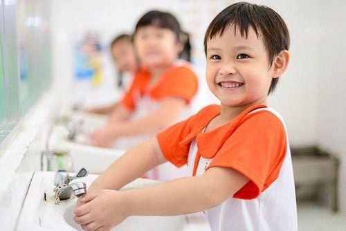Rửa tay giúp phòng tránh tình trạng đau họng ở trẻ