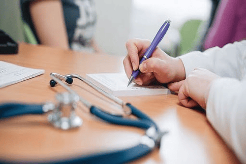 Sau khi thực hiện phẫu thuật thông túi lệ nội soi, cần theo dõi tình trạng bệnh nhân và tuân thủ theo hướng dẫn của bác sĩ để tránh gặp các biến chứng