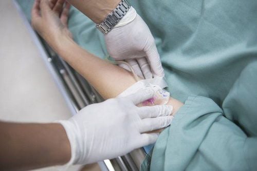 Sau phẫu thuật nội soi rò dịch não tủy, người bệnh được dùng thuốc theo y lệnh