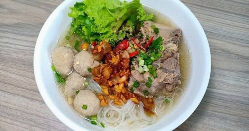 The question of how many calories are in a bowl of hu tieu is a concern for many people.