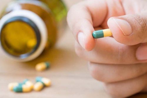 Postpartum urinary retention uses anti-inflammatory drugs to prevent edema and pressure on the bladder neck