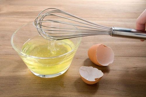 Egg white masks help minimize the risk of clogged pores, making them an effective method for treating blackheads.