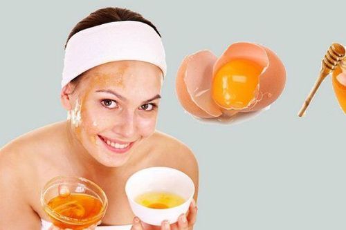 The honey and egg white mask helps exfoliate the skin and treat blackheads.