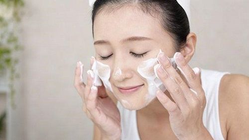 Cleansing Balm là dầu tẩy trang đựng trong hũ đặc, thích hợp với những người có làn da nhạy cảm