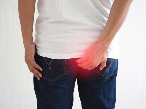Vẫn ra máu sau mổ áp xe hậu môn trực tràng có sao không?
