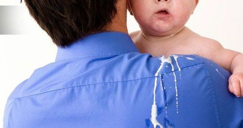 Trẻ 3 tháng buồn nôn sau ăn là bị làm sao?