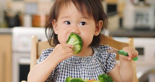 Cha mẹ khuyến khích trẻ 3 tuổi ăn rau, trái cây