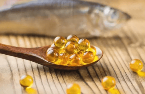 Thêm dầu gan cá tuyết vào chế độ dinh dưỡng là một trong những giải pháp trẻ chậm tăng cân nên bổ sung gì