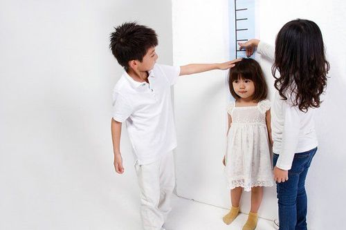 Sự tăng trưởng ở trẻ em có liên quan đến vấn đề trẻ chậm tăng cân