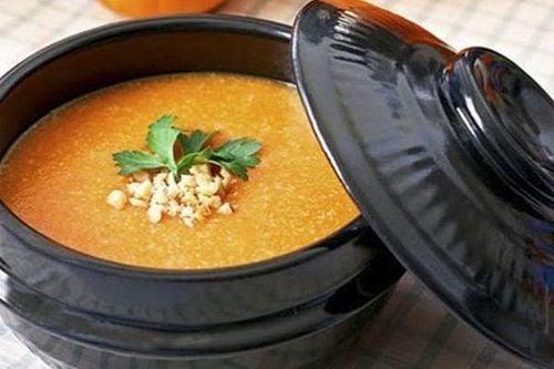 For slow weight gain, parents can add oatmeal porridge, pumpkin, and salmon to the baby's diet.