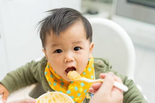 Cho trẻ ăn theo nguyên tắc phù hợp với lứa tuổi sẽ góp phần khắc phục tình trạng trẻ sợ ăn
