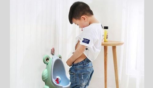 Bé trai 2 tuổi đi tiểu vàng bọt có sao không?
