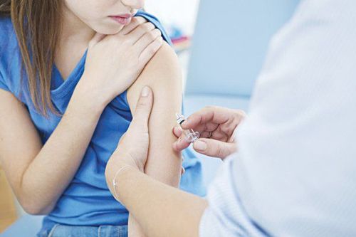 Tiêm vắc-xin HPV sau khi tiêm thuốc ức chế virus mụn rộp sinh dục được không?