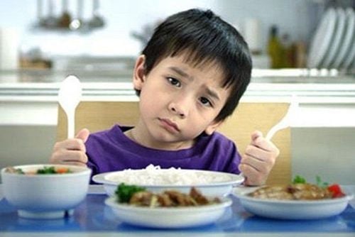 A child refusing to chew and only swallowing may be due to a prolonged period of consuming liquid and pureed foods.
