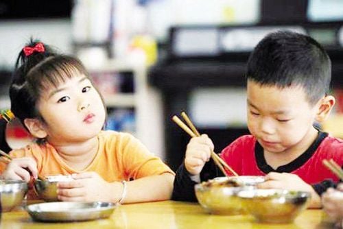 Parents should create a suitable mealtime environment to help the child focus on chewing and enjoying their food.