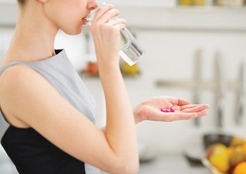 Sử dụng thuốc điều trị loét dạ dày cấp tính.