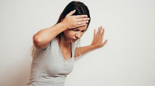 Đau nửa đầu kèm chóng mặt, buồn nôn khi ngồi dậy có sao không?