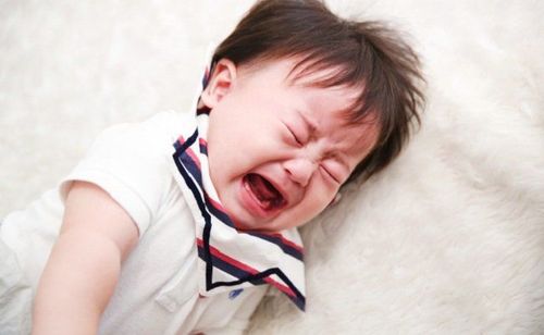Trẻ liệt nửa người bên phải sau chấn thương sọ não phải làm sao?