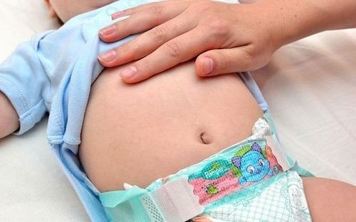 Trẻ sơ sinh bị đầy hơi phải làm sao?