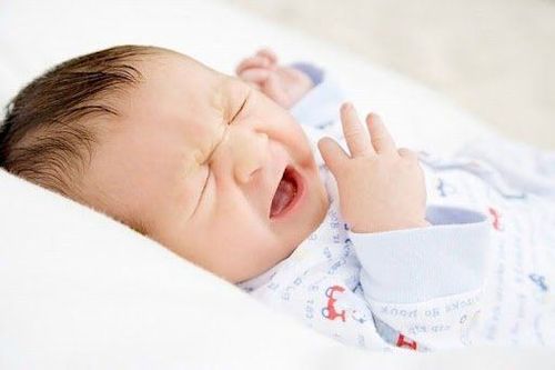 Trẻ 1 tháng 15 ngày vẫn sử dụng máy thở phải làm sao?