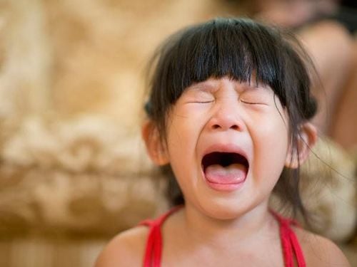 Parents need to have appropriate ways to help their child overcome the three-year-old crisis.