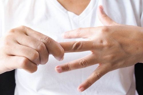 Ngón tay đau sau 1 tháng đeo nẹp cố định chệch khớp ngón tay có sao không?