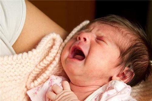 Trẻ lười bú do rất nhiều nguyên nhân khác nhau