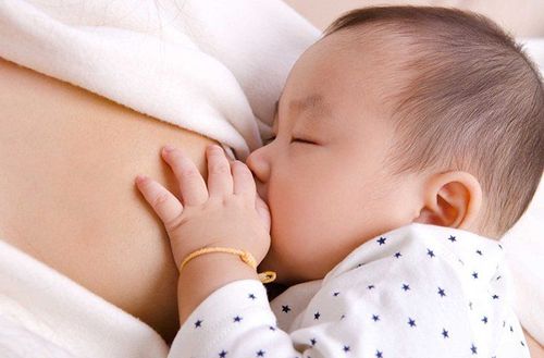 Cho bú là 1 trong những cách làm trẻ sơ sinh hết nấc