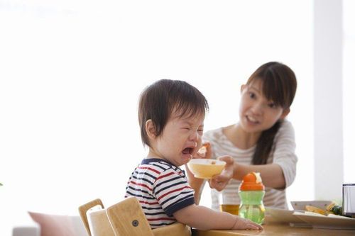 
Trẻ lười ăn chậm lớn
