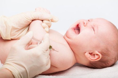 Khoảng cách tiêm mũi sởi và thủy đậu cho bé dưới 1 tuổi?