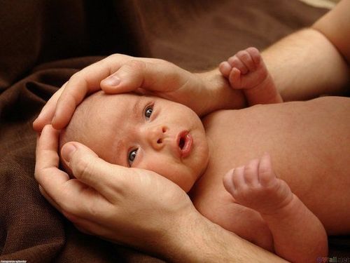 Đi ngoài ra máu ở trẻ sơ sinh là dấu hiệu của bệnh gì?