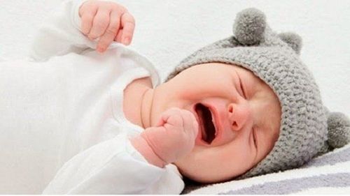 Trẻ co giật đầu nhẹ 1-2 phút có nguy hiểm không?