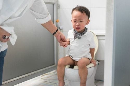 Trẻ 18 tháng táo bón nặng cải thiện thế nào?