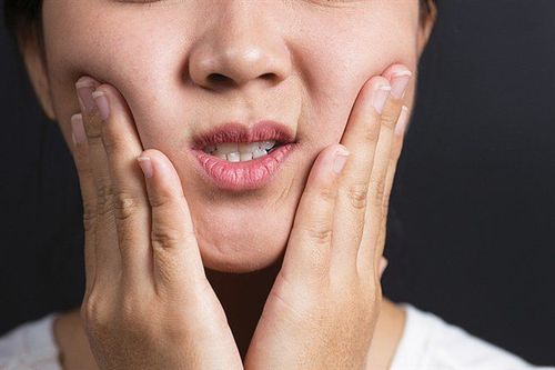 Xuất hiện tiếng lạch cạch khi há miệng kéo dài 2 tháng nên làm gì?