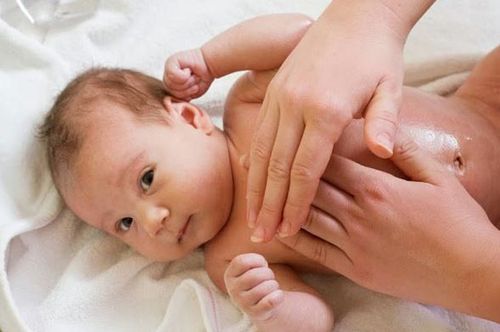 Cách massage cho trẻ cần được thực hiện theo đúng quy trình